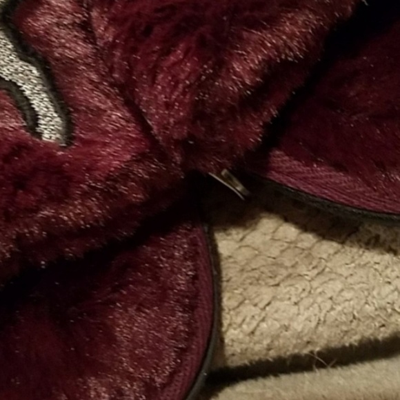 New pink Victoria's SECRET slippers last one - Picture 3 of 5